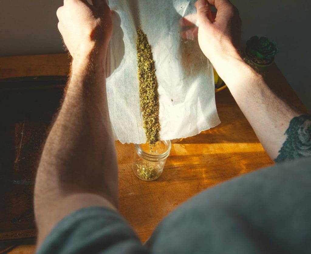 如何在家里自制大麻酊剂?